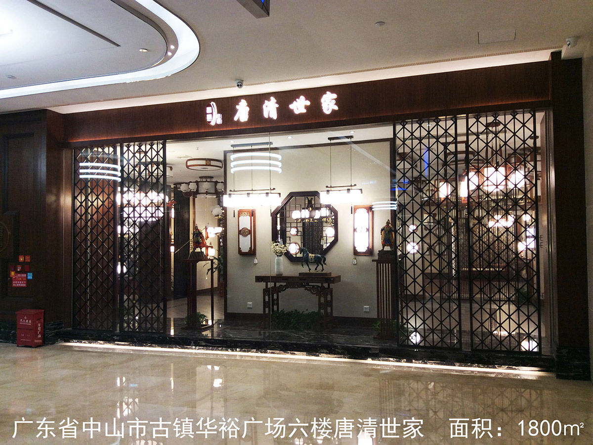 3.門(mén)頭右邊櫥窗